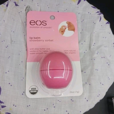 Bálsamo labial sorbete de fresa esfera suave EOS con karité 100 % natural 0,25 onzas Foto 1 de 2