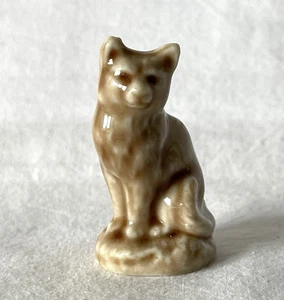 Vintage Wade Whimsies Porcelain SITTING TABBY CAT Ornament Figurine #22-895 - Picture 1 of 8