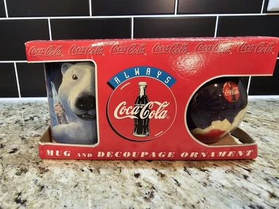 Taza de Coca Cola 1996 SIEMPRE y adorno de oso polar decoupage de Enesco nueva en caja Foto 1 de 4