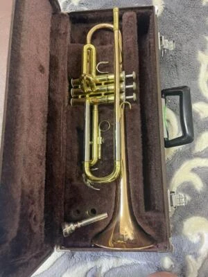 YAMAHA YTR-3320 Llave Trompeta Bb (B-plana) con Estuche Rígido, Boquilla Foto 1 de 4