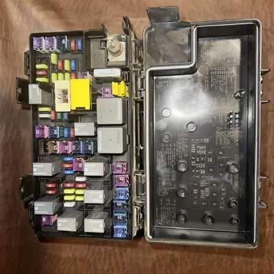 Caja de fusibles Dodge Nitro/Jeep Liberty Nitro 2007-2011 OEM 04692330AE KA03163210 Foto 1 de 4