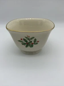 Vintage LENOX Holiday Christmas Holly Berry 24k Gold Trim Square Nut/Candy Dish - Picture 1 of 6