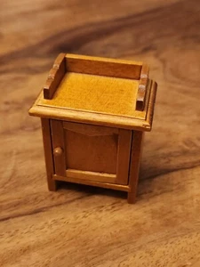 Dorfpuppenhaus Nachttischschrank rustikal, Puppenstube Miniatur 1:12 Neu - Bild 1 von 6