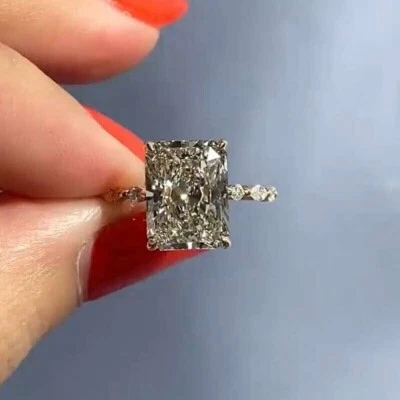 Anillo de boda solitario enchapado en oro amarillo de 14 k con diamantes creados en laboratorio radiante de 3,60 quilates Foto 1 de 4