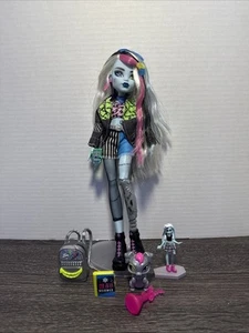 Monster High 12,7 Zoll Frankie Stein Modepuppe mit Haustier Watzie und Ständer - Bild 1 von 3