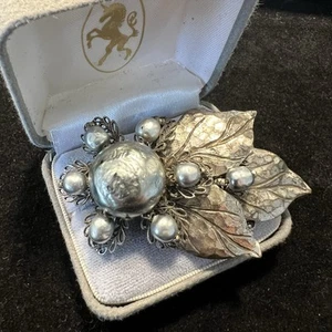 SIGNED GORGEOUS VINTAGE MIRIAM HASKELL PEARL SLIVERTONE BROOCH PIN RARE - Picture 1 of 1