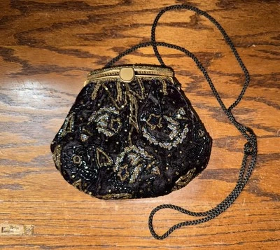Mini bolso de hombro de noche vintage de los 90 con cuentas negras y doradas con tapa y cierre de metal Foto 1 de 4