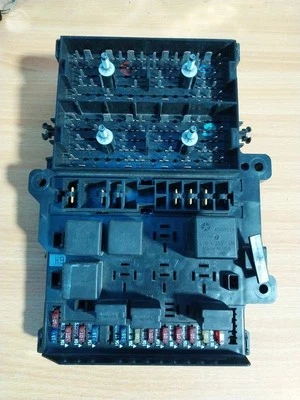 Chrysler Voyager 1999 2000 interior caja de relé de fusibles P04707994AE Foto 1 de 4