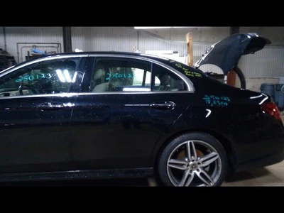 Puerta trasera del conductor tipo sedán 213 compatible con 17-22 MERCEDES CLASE E 1566213 Foto 1 de 4