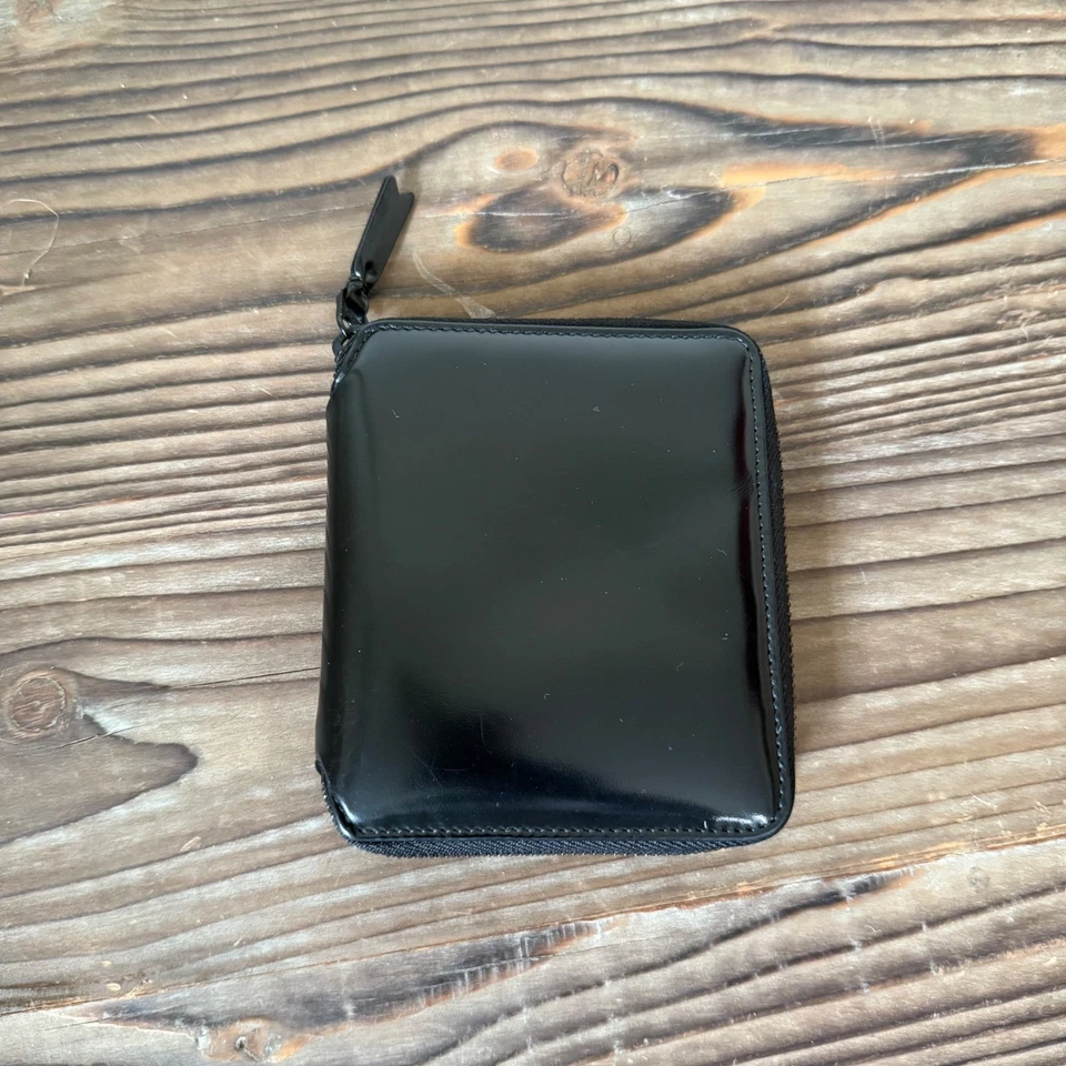 Cartera monedero Comme des Garcons de cuero negro brillante con cremallera alrededor Foto 1 de 4