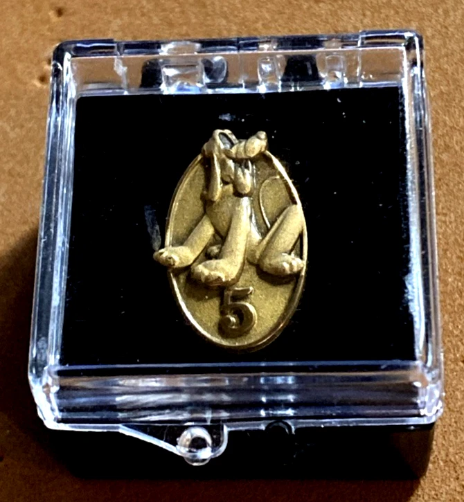 DISNEY WDW 2003 CAST MEMBER SERVICE AWARD 5 YEARS WITH PLUTO PIN IN CASE - Image 1 of 3