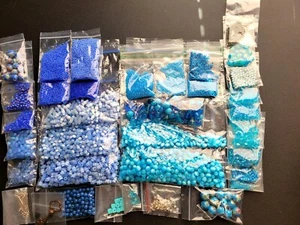 Lote de cuentas vintage tonos azules - 1,12 libras, vidrio, cristales, perlas, semillas, hallazgos - Imagen 1 de 4