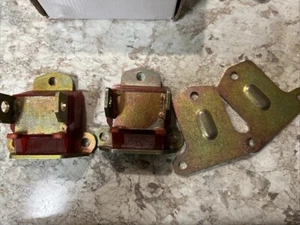 1967-72 Red ( Short / Wide ) Polyurethane Motor Mounts Zinc Plated Camaro - Bild 1 von 3