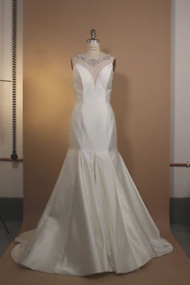Vestido de novia Alfred Angelo, estilo sirena, material satinado, marfil, con tren Foto 1 de 4