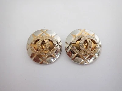 Винтажный Chanel золото CC логотип Серебряный матлассе круглый зажим на серьги б/у - Изображение 1 из 4