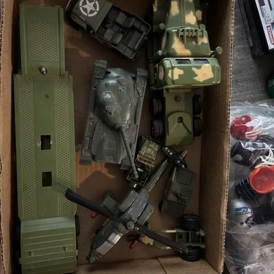 Lote de vehículos militares de plástico fundido a presión y caja mixta de colección Foto 1 de 4