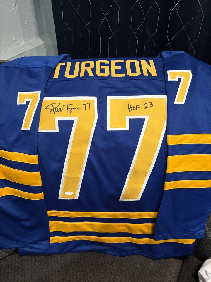 CAMISETA FIRMADA POR PIERRE TURGEON AUTO BUFFALO SABLES CON PATIO 2023 certificada por la JSA Foto 1 de 4