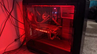 PC gaming 2080 Ti con monitor Foto 1 de 3