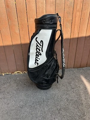Bolsa de golf Titleist vintage negra/blanca/dorada con ribete de cuero sintético - tres vías Foto 1 de 4
