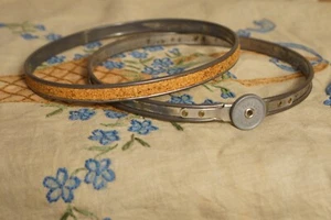 Aro bordado rueda giratoria estilo reina antiguo 6" y tapiz bordado floral - Imagen 1 de 17