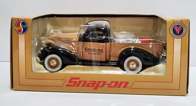 Camioneta pickup Crown Premium 1937 Studebaker a presión con carga 1/24 diecast nueva en caja Foto 1 de 4