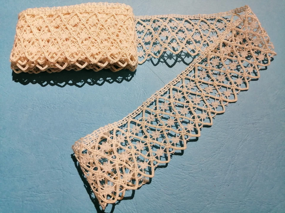 Tres belle dentelle  fil coton beige (4cm par 2.20m) 1 - Photo 1/1
