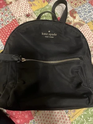 Mochila Kate Spade New York Chelsea mediana de nailon, negra Foto 1 de 4
