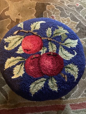 "Diseño de fruta de manzana enganchado a mano en un taburete de pie de madera de 13"" de diámetro" Foto 1 de 4