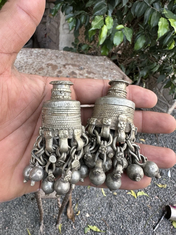 Pendientes antiguos de metal enchapado en plata grabados florales joyas tribales años 1800 Foto 1 de 4