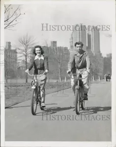 1943 Foto de prensa de George Dunn y Kay Thompsen andan en bicicleta en Central Park, Nueva York - Imagen 1 de 2