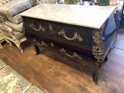 Antiguo armario cajonero tocador con marco de bronce rizado bomba francesa principios del siglo XX Foto 1 de 4