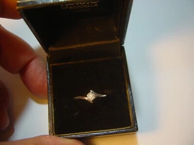 Hermoso anillo de oro blanco de 9 quilates - Magnífico diamante brillante, diseño inusual, talla M Foto 1 de 4