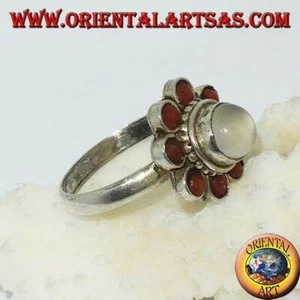 Anello in argento 925 ‰ con pietra di luna adularia tonda contornata di coralli - Foto 1 di 2