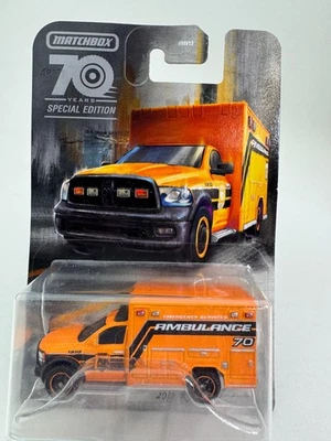 Ambulancia RAM Matchbox MBX 70 años naranja 2019 Foto 1 de 4