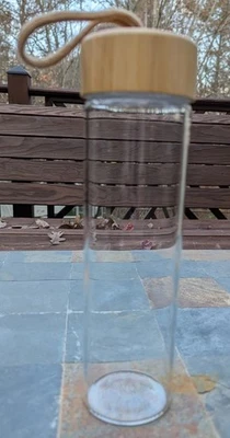 Botella de agua de vidrio con tapa giratoria de bambú Foto 1 de 4