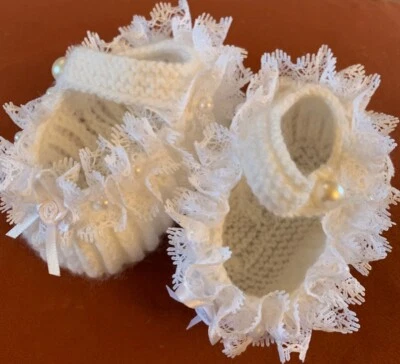 hand knitted baby shoes/booties 0-3 Months - Image 1 of 3