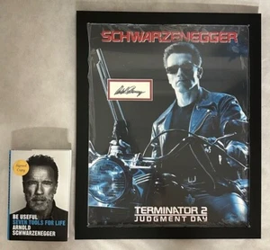 Arnold Schwarzenegger Hand Signed Framed 16x20 Custom Mat + Book TERMINATOR 2 - Foto 1 di 6