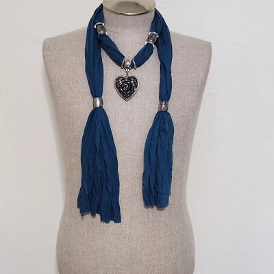 Bufanda 66" Turquesa Damas con Tono Plata Corazón Colgante Detallado Collar NUEVO Foto 1 de 4