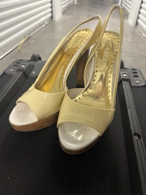 Zapatos de tacón BCBG IRLS para mujer amarillo/blanco punta abierta corcho talla 8B Foto 1 de 4