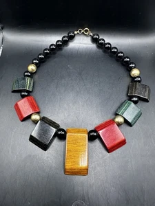 Vintage Grobes Holz Halsband Halskette Schwarz Grün Rot Goldfarben Retro - Bild 1 von 4