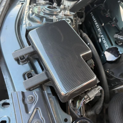 Cubierta de caja de fusibles Ford Mustang (6.ª generación) - plástico efecto fibra de carbono - Imagen 1 de 2