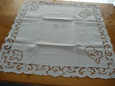 Linge ancien Centre de table en lin avec broderies et monogramme ( 79 x 81 cms ) - Photo 1/4