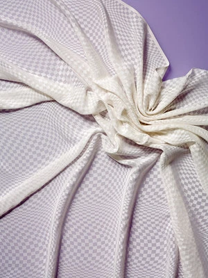 30 % Rabatt:  Meterware, ab 1 m  Seide-Viskose-Gewebe, 110 cm breit (€ 17,18/qm) - Bild 1 von 4