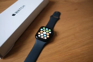 Apple Watch SE (2023) 40mm Aluminiumgehäuse mit Sportarmband - Mitternacht (GPS) - Afbeelding 1 van 5