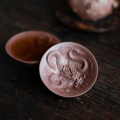 Taza de té hecha a mano 60 ml dragón tallado relieve taza maestra Yixing Zisha arcilla púrpura Foto 1 de 4