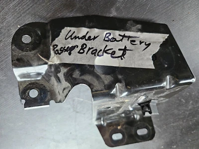 Кронштейн для аккумулятора Lincoln Aviator 2019-2024 годов выпуска (со стороны пассажира под капотом) - Изображение 1 из 2