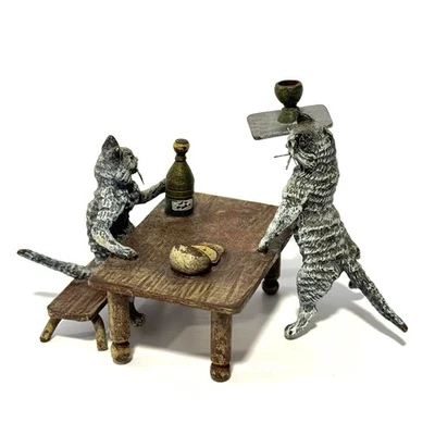 Antigua estatuilla austriaca pintada en frío de bronce dos gatos en la mesa miniatura Foto 1 de 4