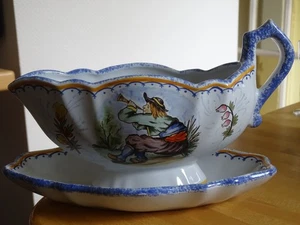 VINTAGE SAUCE BOAT COVER CERAMIC HB QUIMPER FRANCE PATTERN BRETON MUSICIAN - Picture 1 of 10