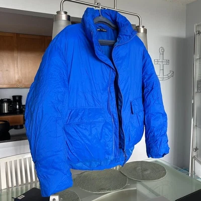 Chaqueta acolchada azul Zara para hombre Foto 1 de 4