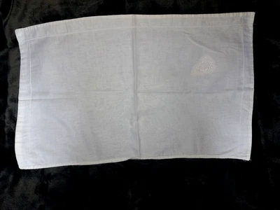 napperon vintage  38 x 58 cm - petit motif brodé main - Photo 1/4